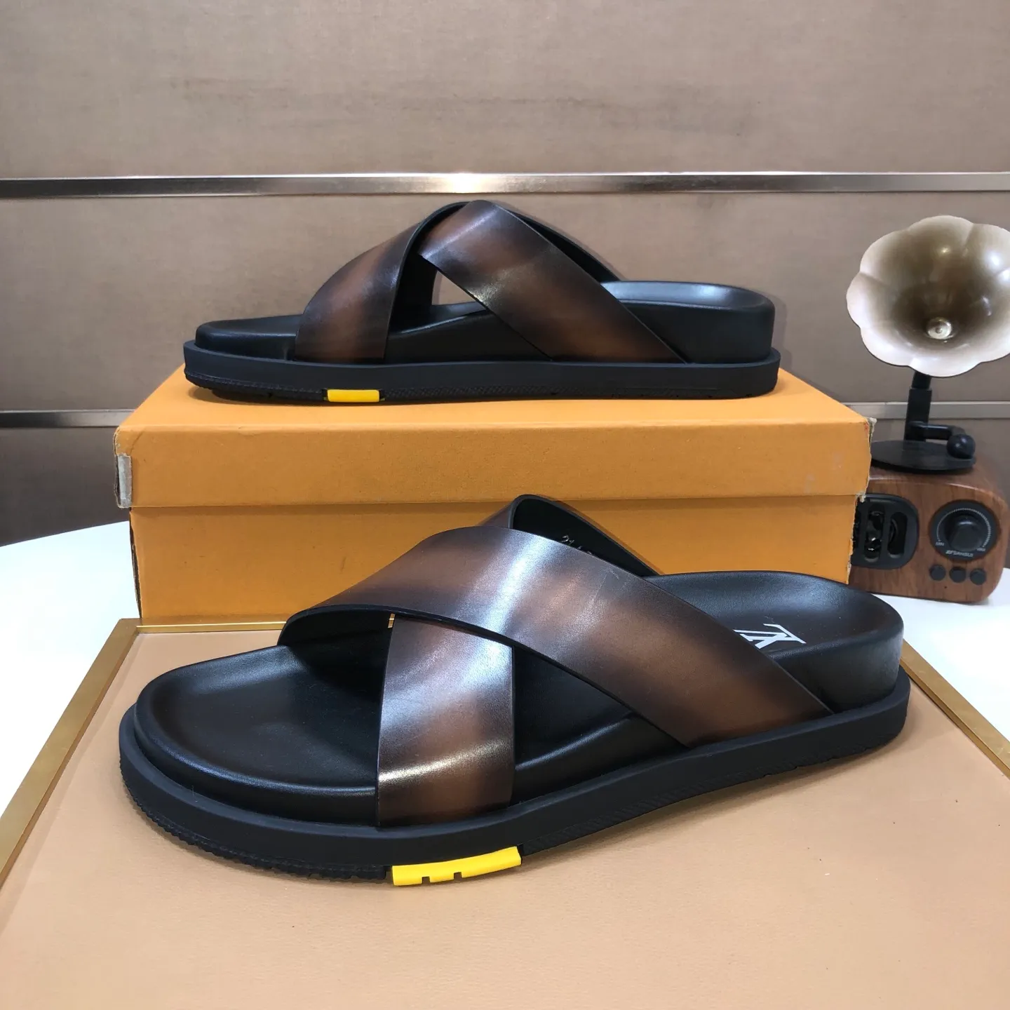 Men's shoes 💰400💰 [Louis Vuitton LV slippers] (high-end cowhide) counter 1:1 fashion style, a must-have for summer! The designer used LV’s iconic outsole. The original simple slippers instantly become fashionable! The upper is made of flexible special cowhide leather straps alternately, and the workmanship is exquisite! A must-have for stylish men in summer, size 38-45 (45 customized)